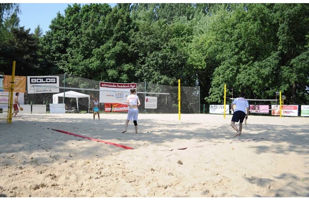 Foto: Po štyroch rokoch mesto opäť dopĺňa piesok na Nitrianskej pláži