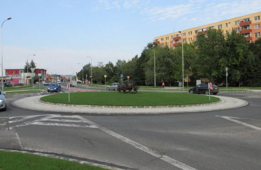 Foto: Okružná križovatka za pol milióna eur v Zlatých Moravciach bude hotová do konca tohto roka