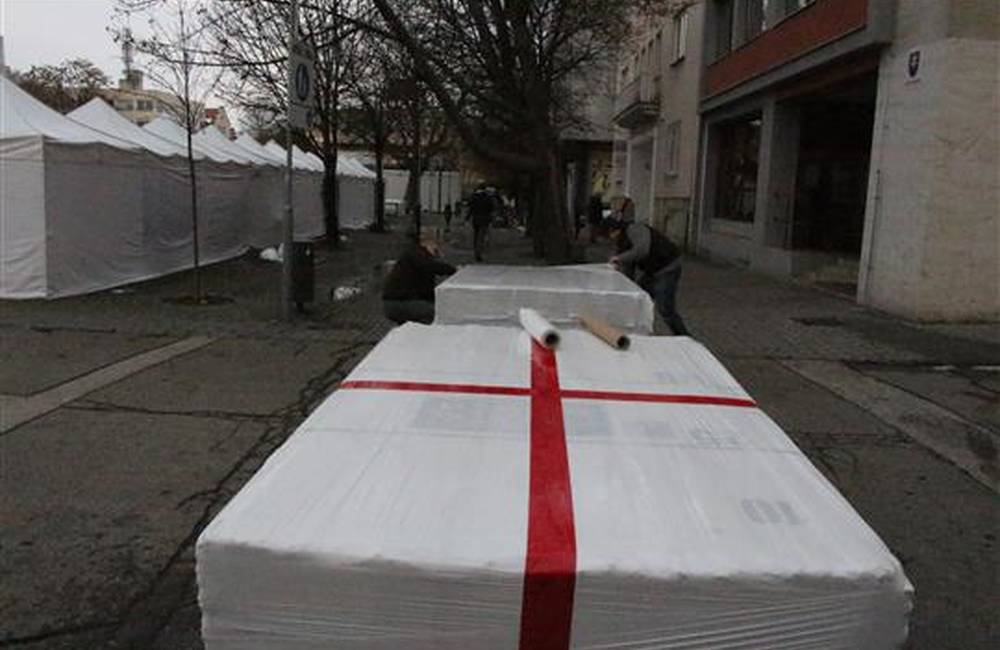 Foto: V Nových Zámkoch na námestí osadia betónové zábrany kvôli bezpečnosti, vylúčená bude aj doprava