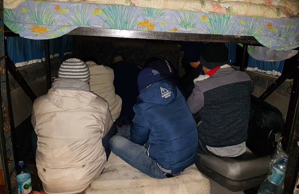 Migranti na hraničnom priechode v Šahách! Colníci zadržali dodávku v ktorej sa nachádzalo 19 osôb