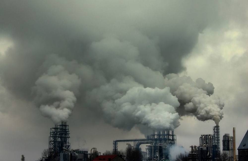Občania Nitry dýchajú škodlivý vzduch, niektoré domácnosti spaľujú odpad čím ohrozujú ľudské zdravie
