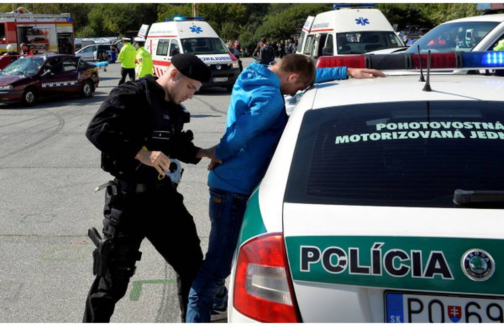 Foto: 33-ročný muž jazdil na ukradnutom aute, po zadržaní u neho našli striekačku a vrecko s drogou