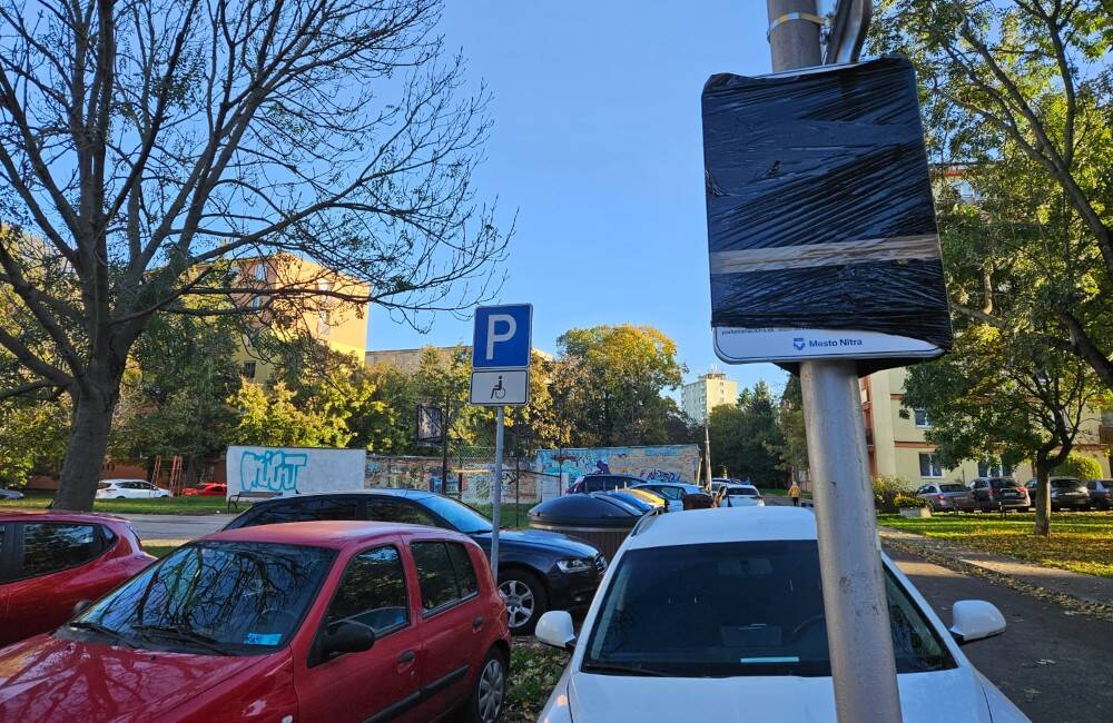 V uliciach Nitry pribudli nové značky, mesto sa chystá rozšíriť regulované parkovanie a mnohí si priplatia