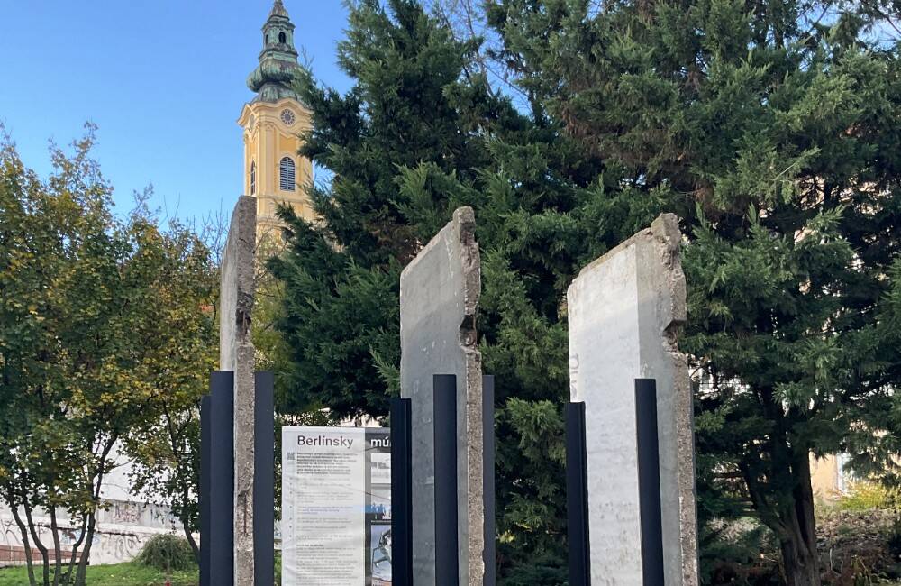 November 89 si Nitra pripomenie pri fragmentoch Berlínskeho múru