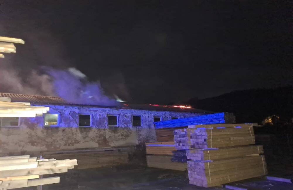 FOTO: V obci Skýcov horela výrobná hala, oheň spôsobil škodu za 100-tisíc eur 