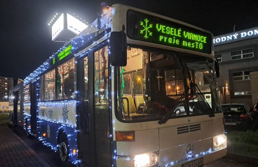 FOTO: V Topoľčanoch už premáva vianočný autobus