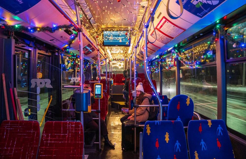 FOTO: Vianočný autobus už brázdi nitrianske ulice, v jeden deň ho môžete stretnúť hocikedy