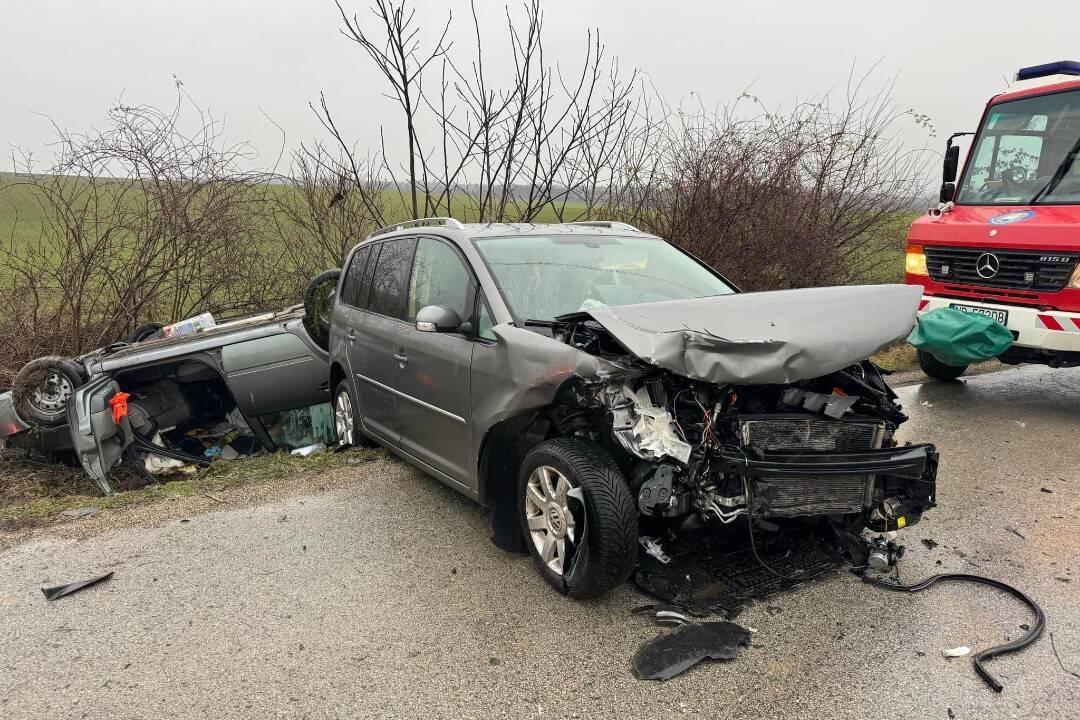 Čelná zrážka dvoch áut vo Vrábľoch si vyžiadala troch zranených, jedno vozidlo skončilo na streche