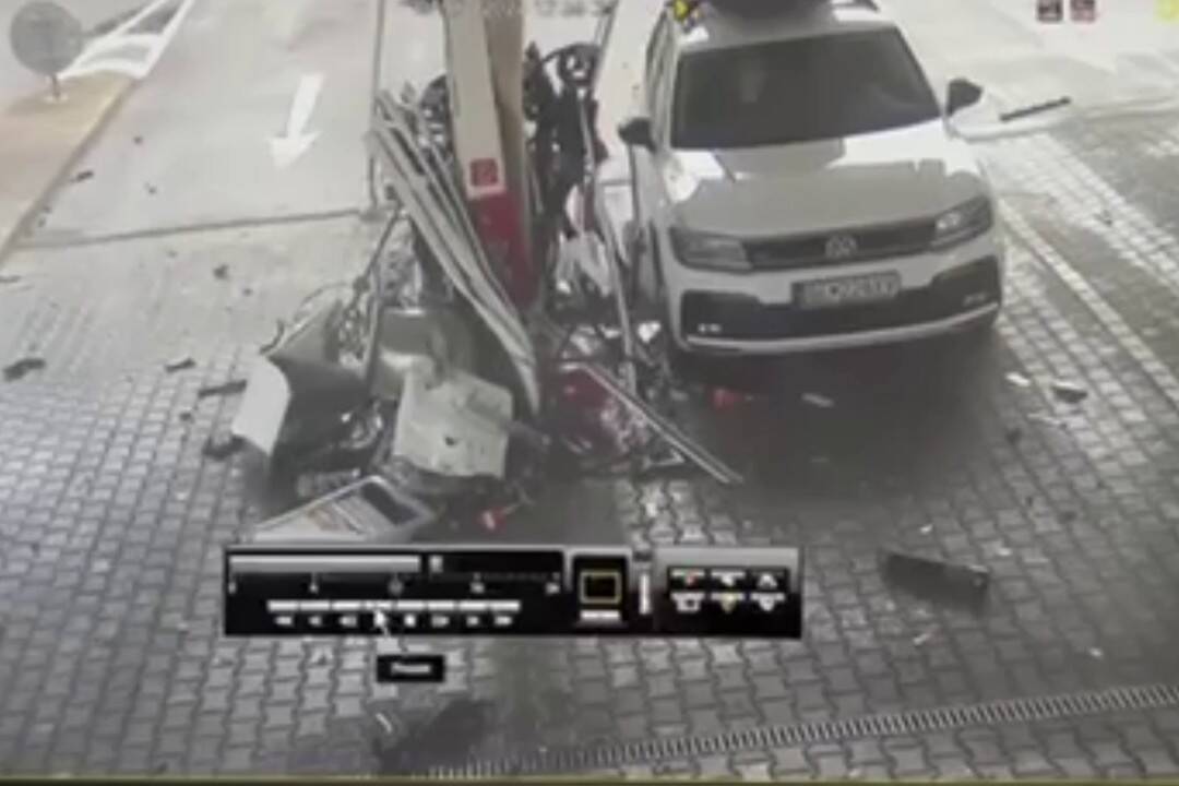 VIDEO: Auto zišlo z diaľnice a vrazilo do čerpacej stanice. Desivú nehodu neďaleko Nitry rieši kriminálka
