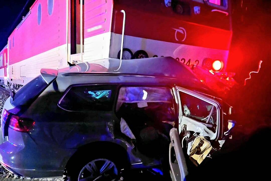V Šuranoch sa zrazilo auto s vlakom, nikto z osobného vozidla neprežil