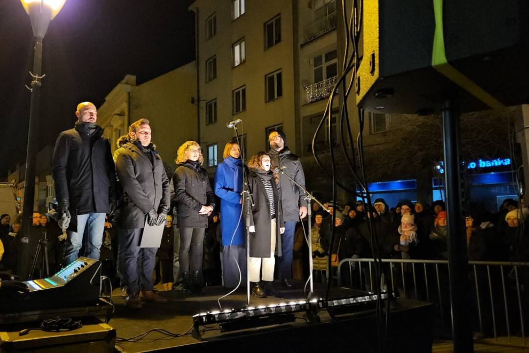 FOTO: Na tretí protivládny protest v Nitre prišla Kolíková a prehovorila aj manželka degradovaného policajta