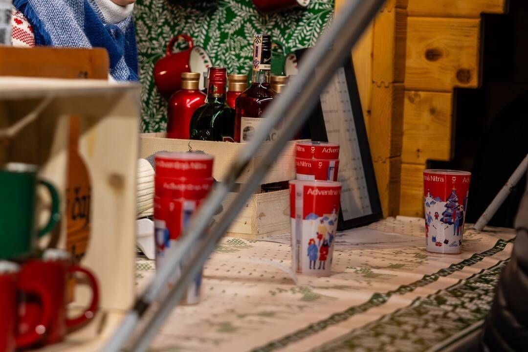 Zvládlo mesto systém zálohovaných pohárov na vianočných trhoch? Vedenie Nitry reaguje na kritiku 