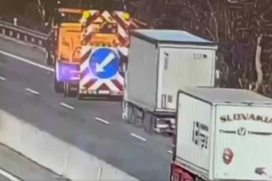 VIDEO: Hrozivé zábery z nehody na D1 pred Hlohovcom. Vodič to napálil priamo do výstrahy