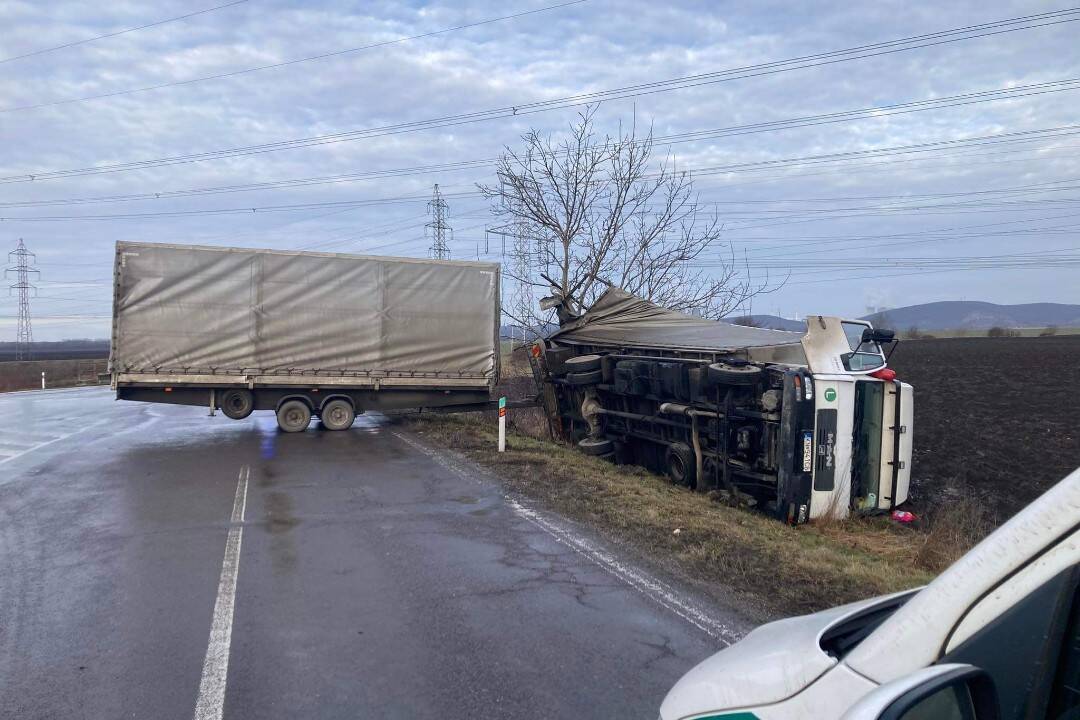 FOTO: Na križovatke v Kalnej nad Hronom sa prevrátil kamión, doplatil na neviditeľnú poľadovicu