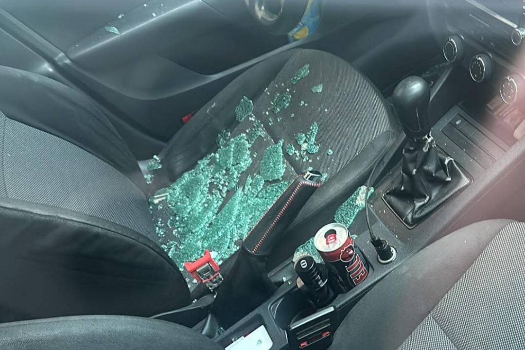 FOTO: Obyvateľ Klokočiny zažil nepríjemné ráno, neznámy páchateľ mu rozbil okno na aute