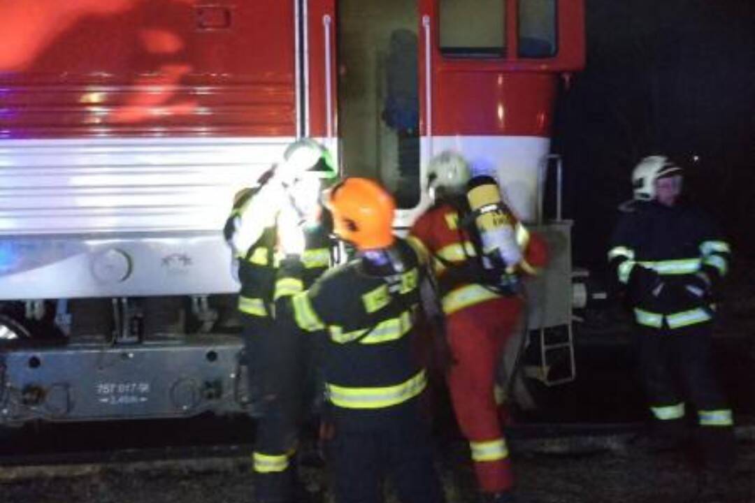 V Rišňovciach pri Nitre horel rušeň vlaku, cestujúcich museli evakuovať 
