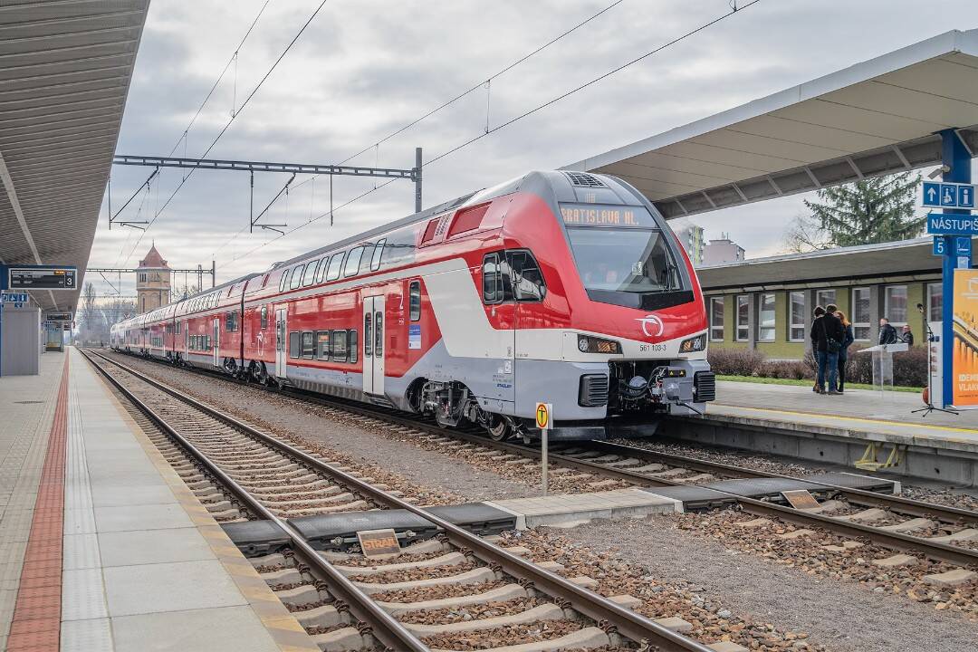 FOTO: Nové poschodové vlaky za 77 miliónov už jazdia aj na trase Nové Zámky – Bratislava