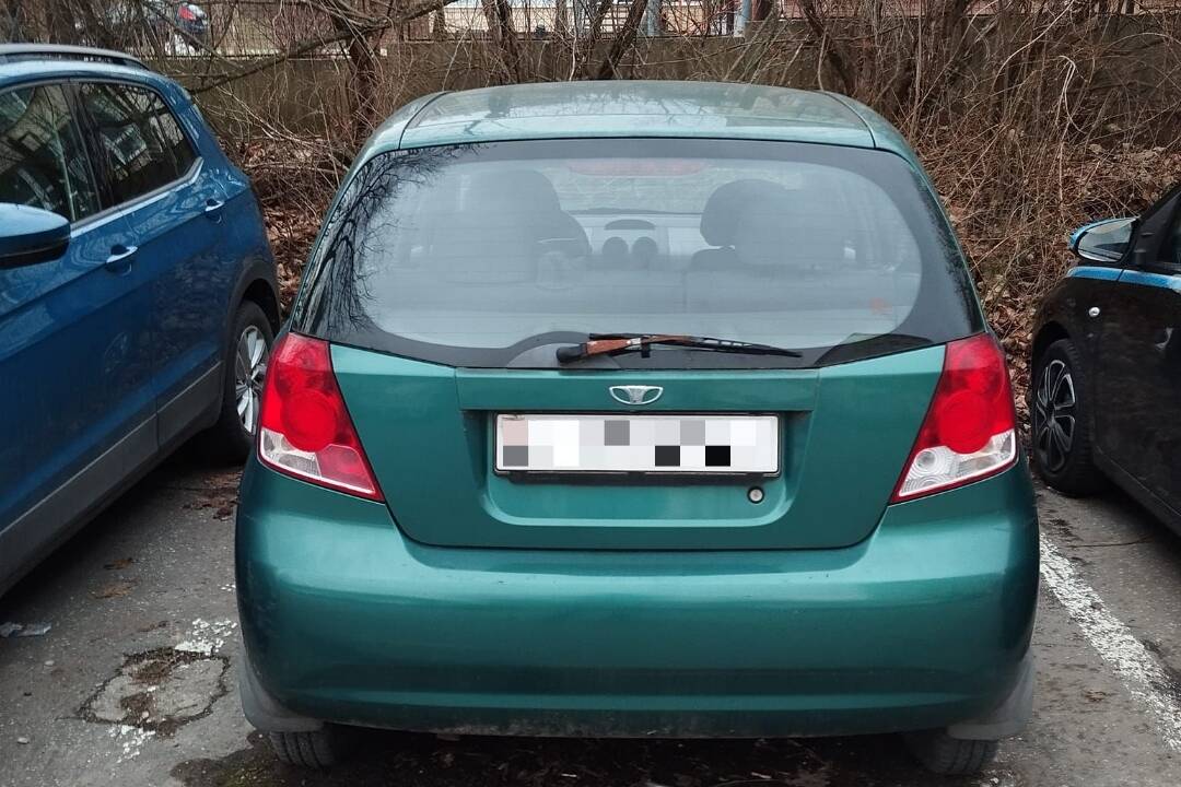Záhadný vodič štyri roky nepreparkoval v nitrianskej Klokočine auto. Mesto mu posiela odkaz