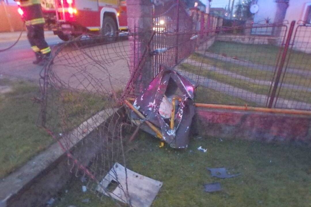 FOTO: Auto v obci Prašice narazilo do plynovej prípojky, z miesta unikal plyn