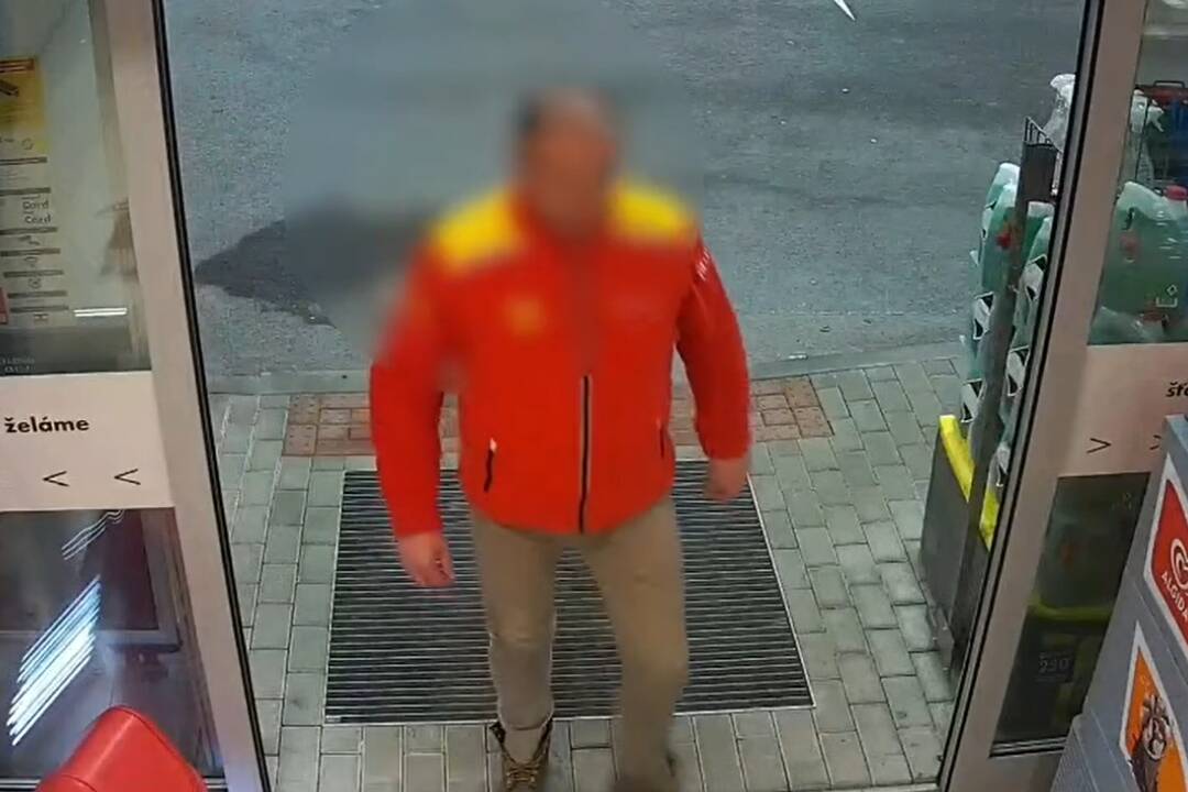VIDEO+FOTO: Muž preoblečený za pumpára rozkopol dvere benzínky pri Nitre, takmer ju zdemoloval