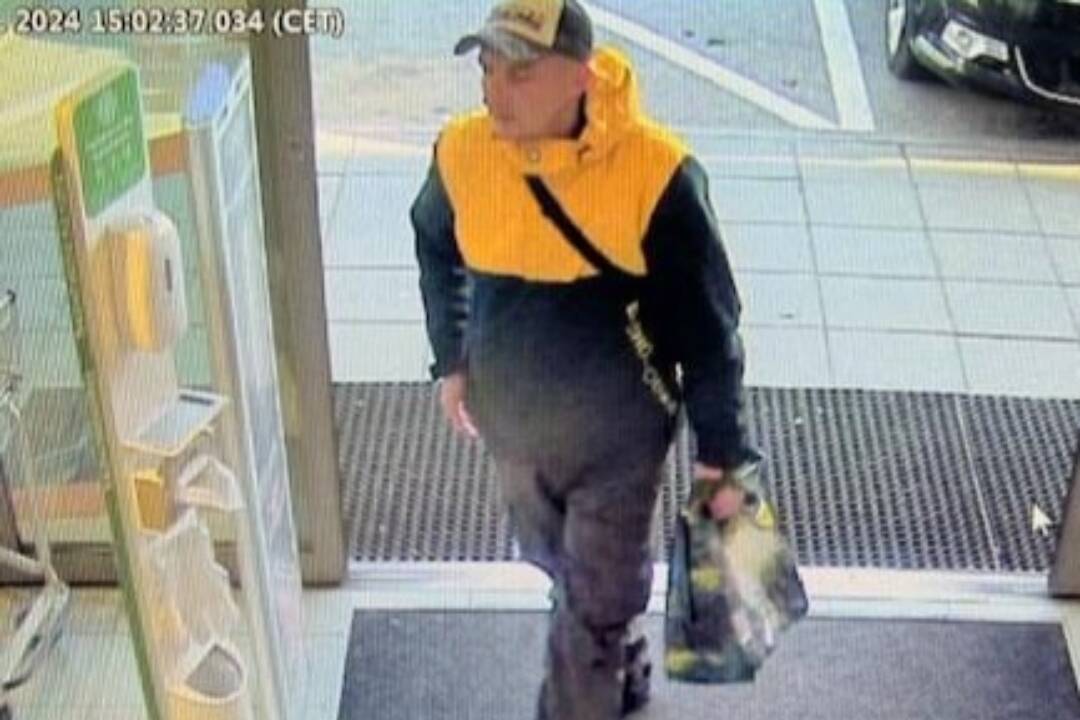 FOTO: Novozámocká polícia hľadá tohto muža. Zrejme nevie, že v obchode musí za tovar aj zaplatiť