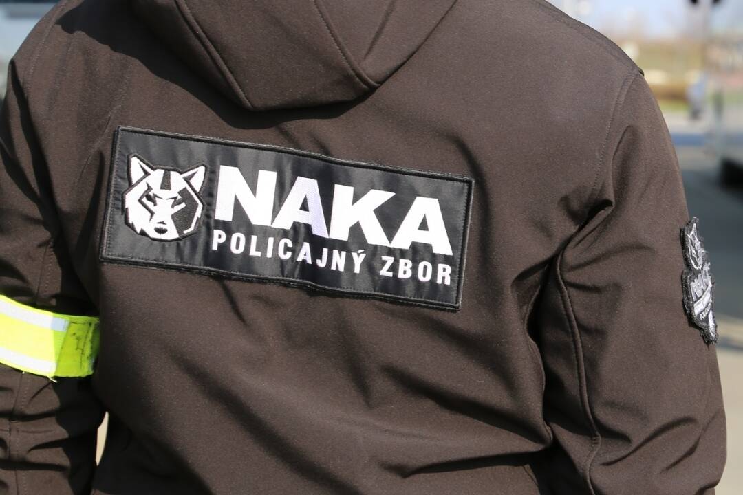 Policajti z NAKA zasahovali vo Vrábľoch, museli mať aj protiplynové masky