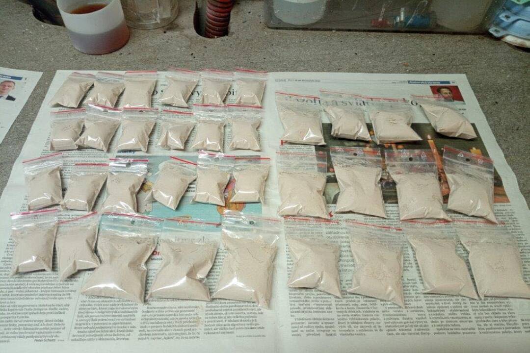 NAKA zaistila výrobňu heroínu vo Vrábľoch. Je najväčšou v strednej Európe 