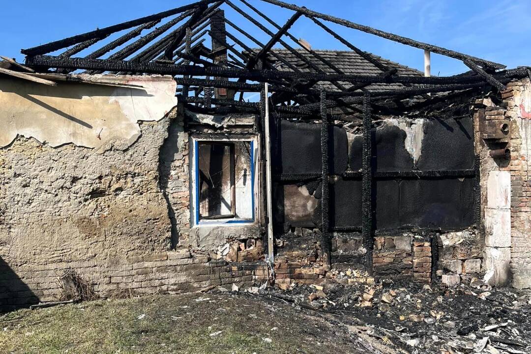 AKTUALIZÁCIA: Rodina po požiari v obci Neded dostala potrebnú pomoc. Vedenie obce reaguje na kritiku