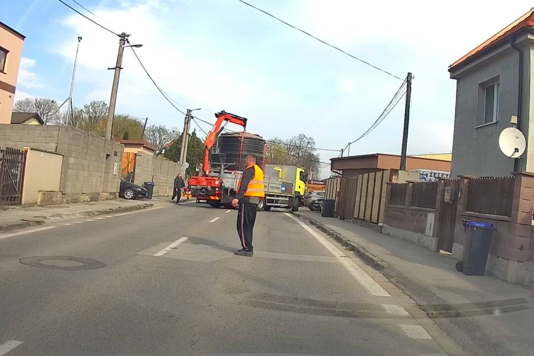 VIDEO: Na Dolnočermánskej ulici v Nitre strhol nákladiak elektrické vedenie, úsek ostal neprejazdný 