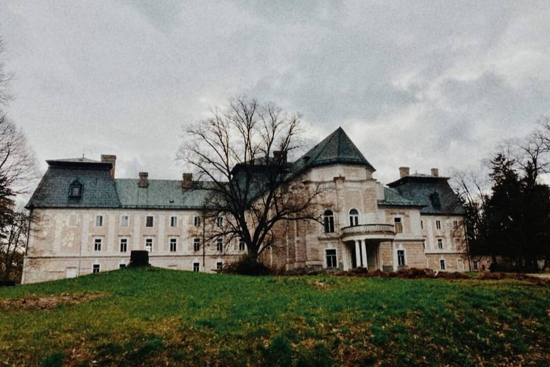 Foto: Kaštieľ pri Nitre dlhé roky len chátra a „žerie“ peniaze. Patrí nemocnici, a tá ho predať nemôže