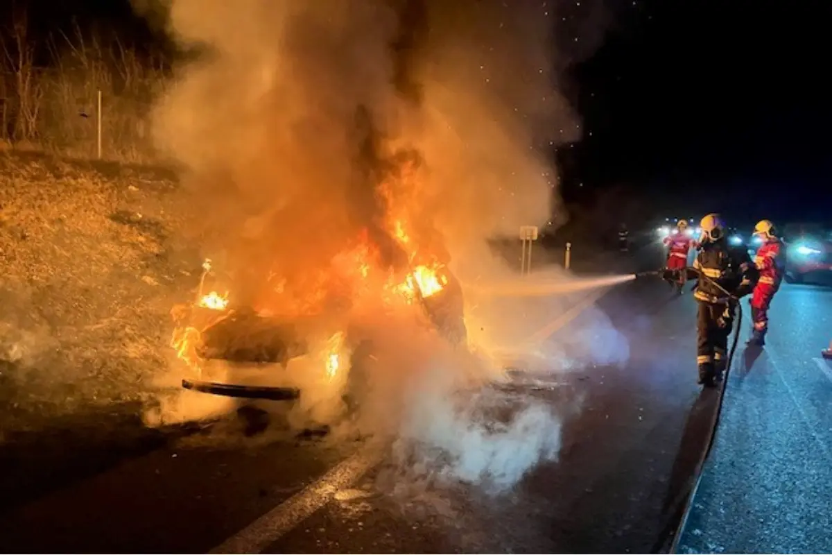 FOTO: Na R1 za Nitrou sa auto ocitlo v plameňoch, hasiči priniesli nové informácie