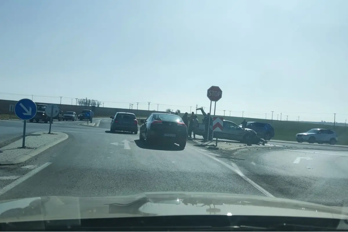 Foto: Za Zlatými Moravcami došlo k nehode, v Prílepskej križovatke sa zdržíte vo všetkých smeroch