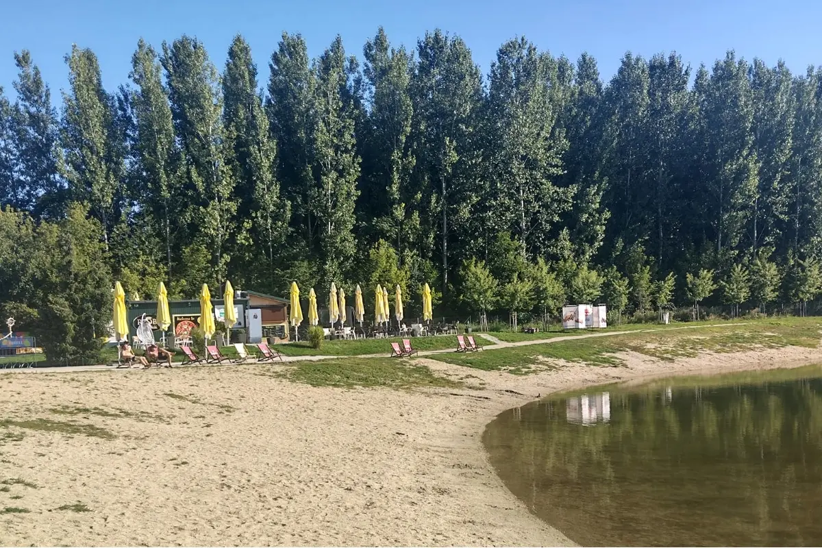 Foto: Do areálu Tona Beach v Šuranoch sa už nedá ani vojsť, okolo jazera rastie plot, obyvatelia sú zo situácie sklamaní