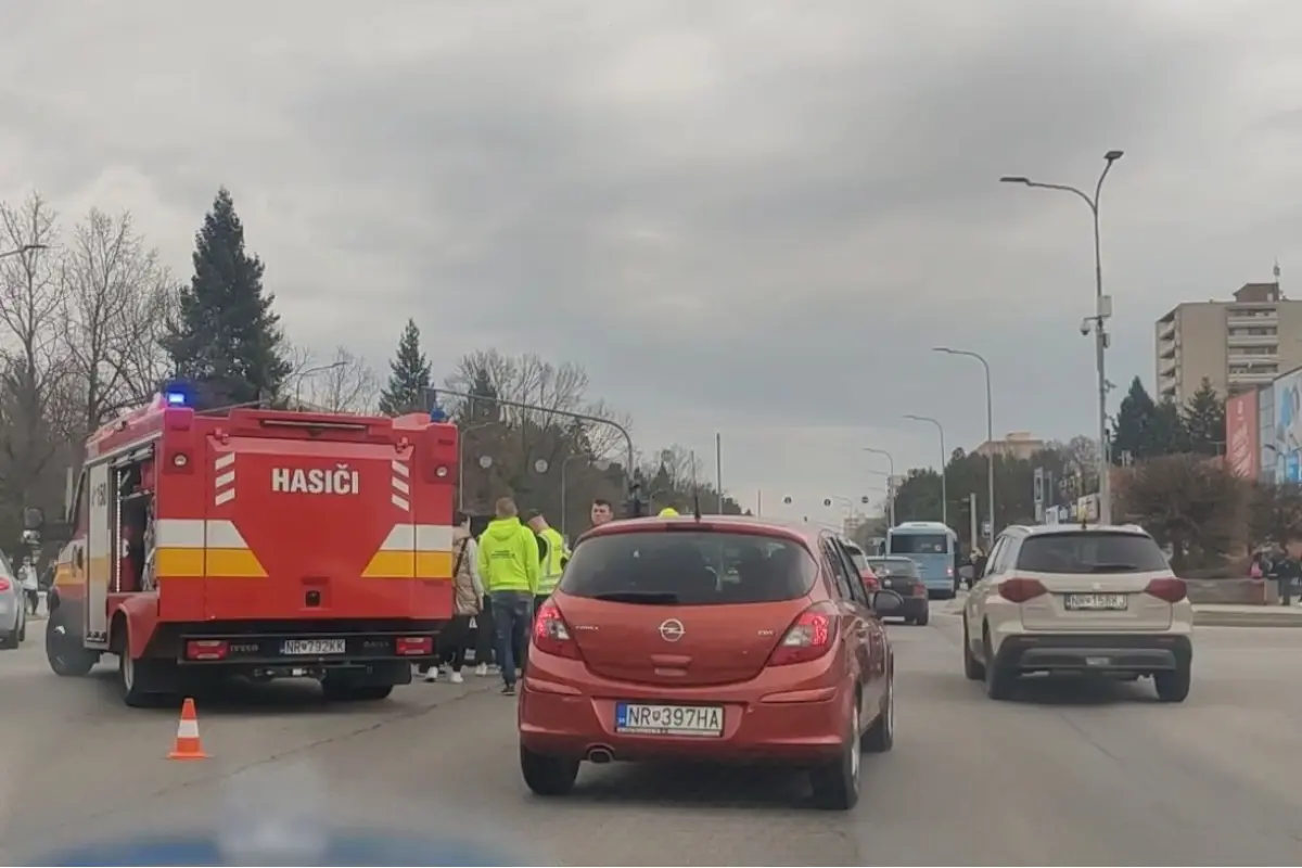 Foto: Vodiči, pri N Centre v Nitre sa krátko zdržíte, na križovatke došlo k dopravnej nehode