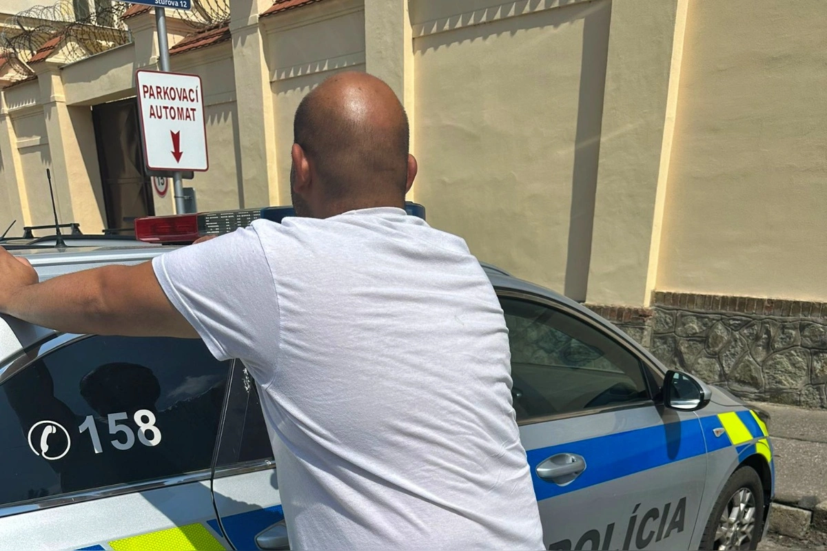 Foto: Zlatomoraveckí policajti zadržali hľadaného muža. Dostali tip a išli po ňom, už je za mrežami