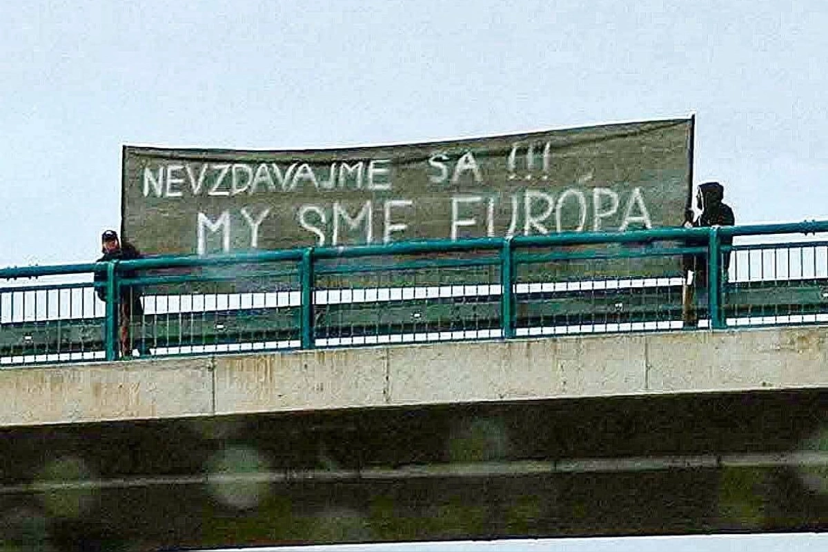 Foto: Aj v Zlatých Moravciach sa už objavil provokatívny transparent. Občania podporili kampaň proti nenávisti a korupcii