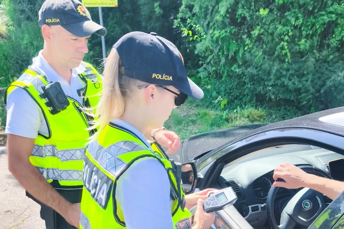 Foto: Vo viacerých okresoch prebiehajú od rána na cestách kontroly. Policajti sa vás budú pýtať na tieto veci