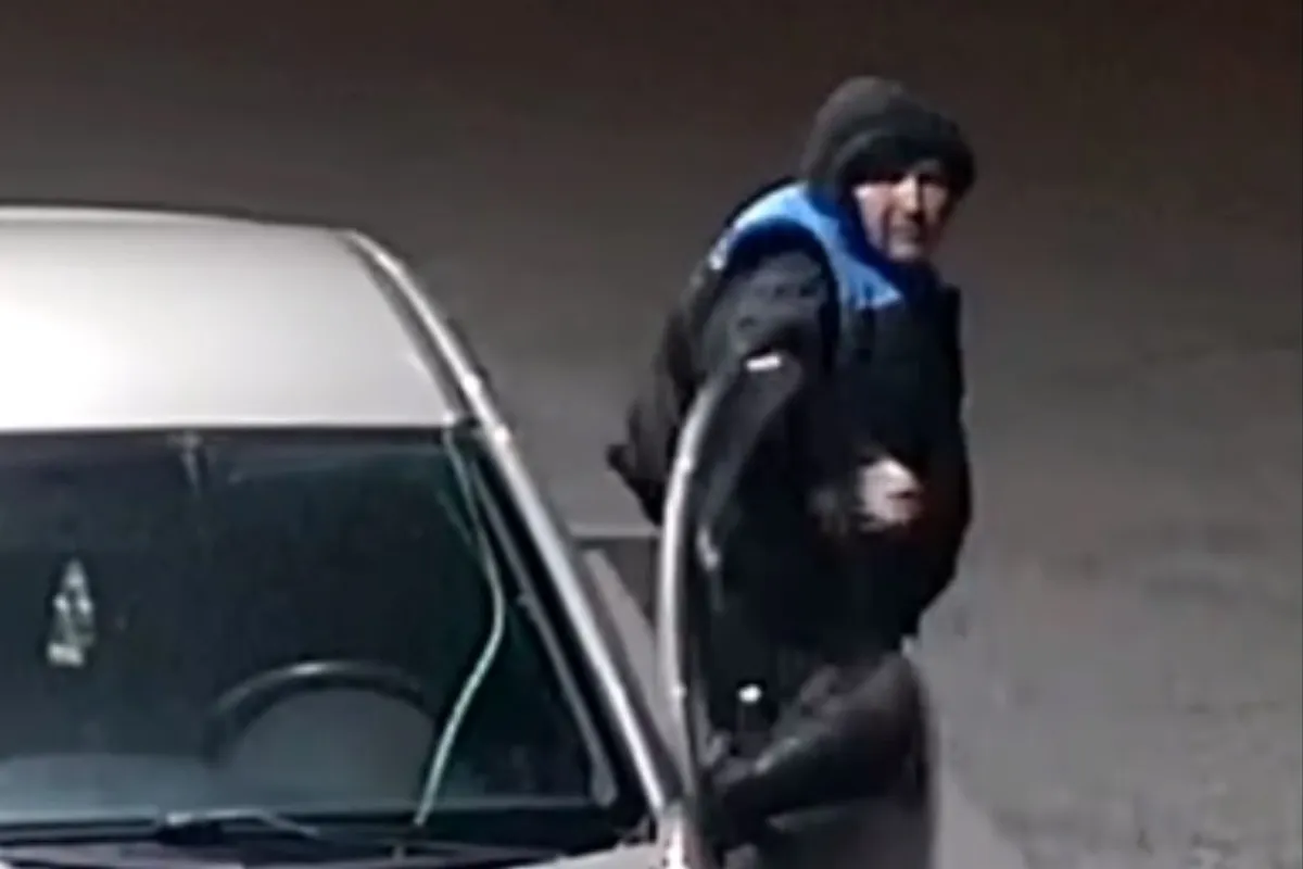 VIDEO: Zabudol si na auto dať značky a aj zaplatiť za benzín. Levická polícia hľadá muža, ktorý tankoval bez zaplatenia