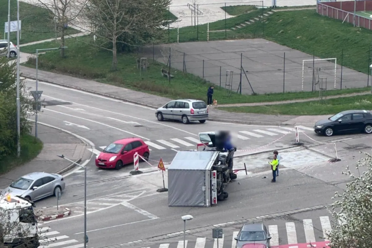 Ranné dopravné komplikácie v Nitre: Na križovatke sa po zrážke prevrátilo nákladné auto, úsek je vyfrézovaný
