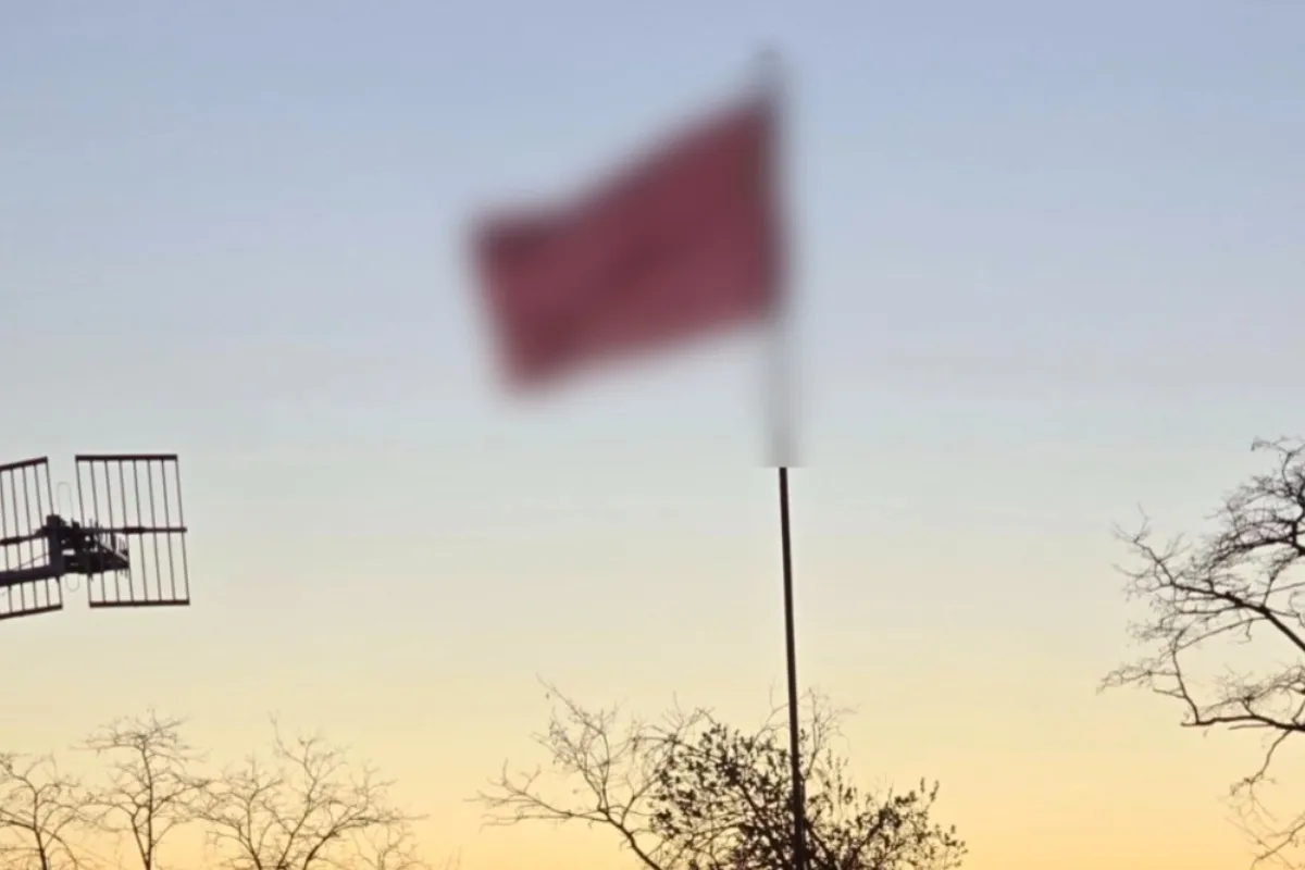 FOTO: Levičania sa sporia o tejto známej vlajke, ktorú si niekto vyvesil pred domom. Ako to s ňou je?