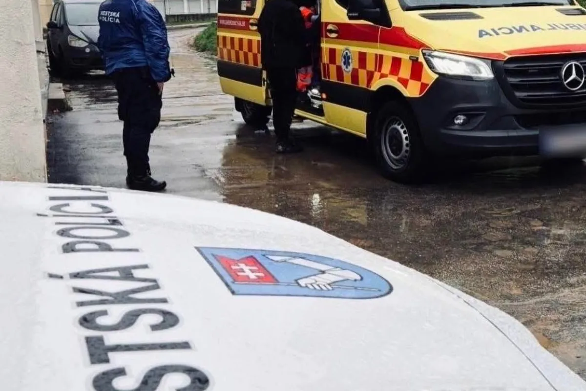 Na zastávke v Nitre vyčíňal agresívny muž, mal napadnúť ženu a ohrozovať ľudí. Dostával sa až do stavu nepríčetnosti