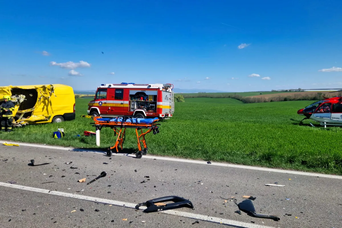 FOTO: Za Nitrou smerom na Rišňovce došlo k hrozivej havárii, po zrážke kamióna s dodávkou zasahoval aj vrtuľník