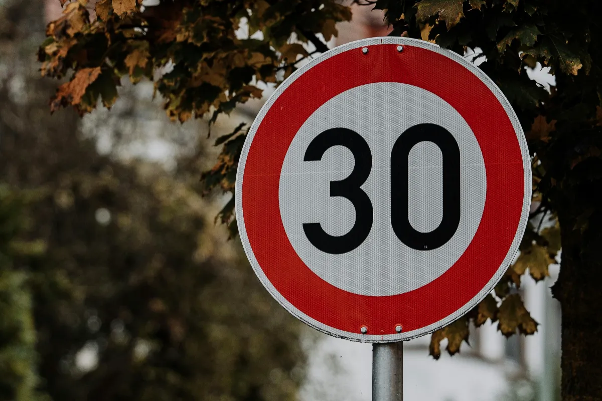 Šoféri v Nitre musia byť ostražitejší. Mesto rozšírilo zoznam ulíc so zníženou rýchlosťou, kde treba spomaliť