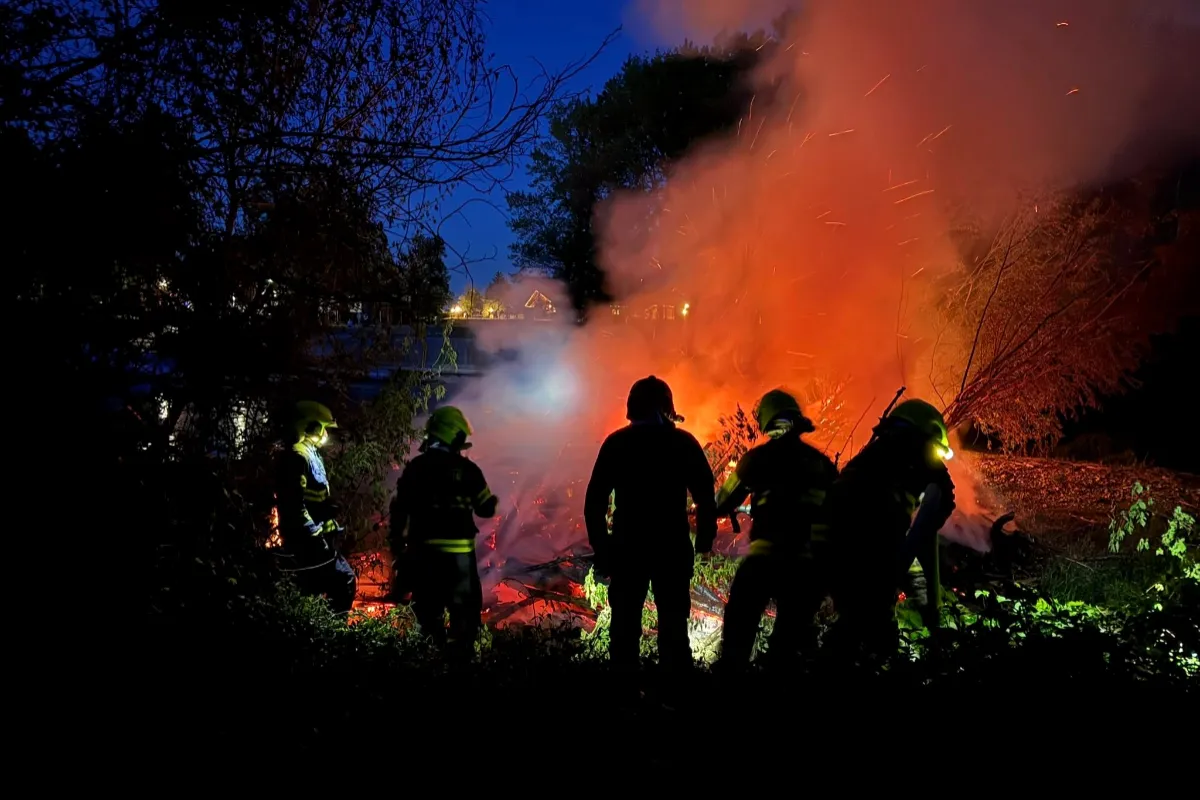 FOTO: V obci neďaleko Levíc večer horelo. Podľa starostu je málo pravdepodobné, že požiar vznikol samovoľne
