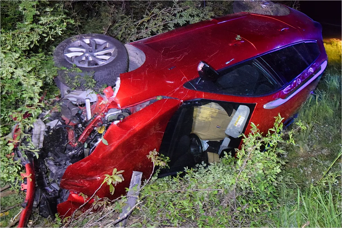 FOTO: Za volant si pod vplyvom alkoholu sadlo viac vodičov z Nitrianskeho kraja, jedno auto skončilo na streche