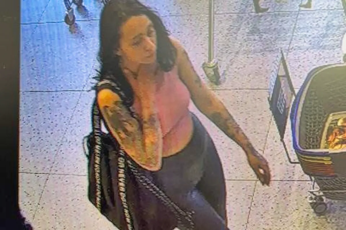 Polícia Nitrianskeho kraja pátra po žene s tetovaním z drogérie, nepoznáte ju?