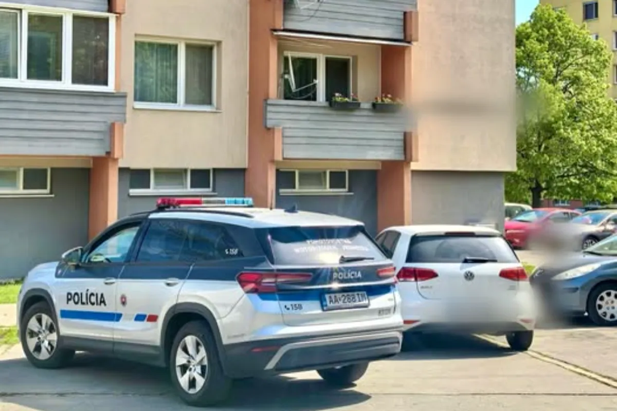 Nitrianska polícia zasahuje na jednom zo sídlisk. V byte mali nájsť mŕtveho muža s bodným poranením