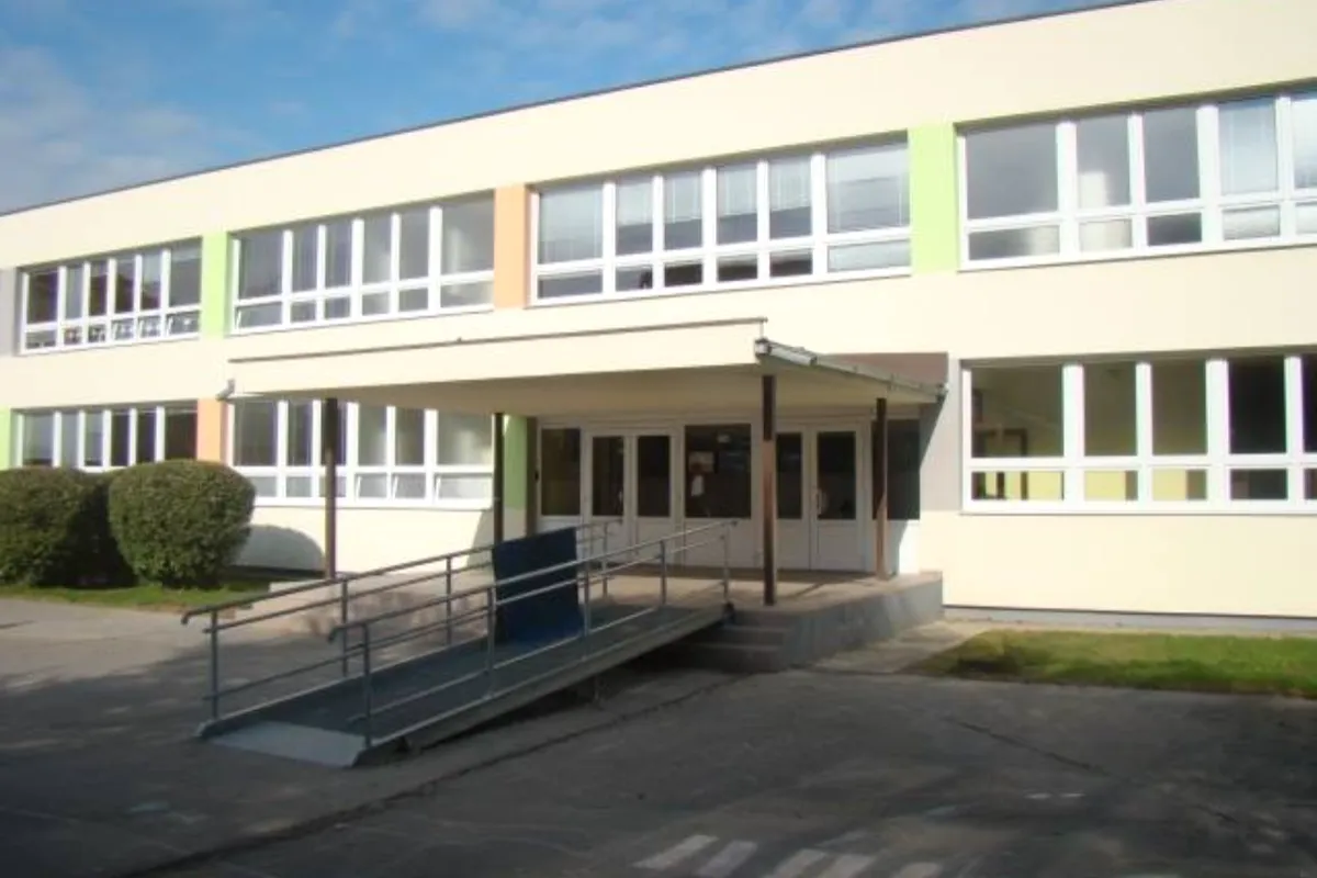 Riaditeľka základnej školy, na ktorej pôsobila obvinená učiteľka, sa rozhodla odstúpiť z funkcie