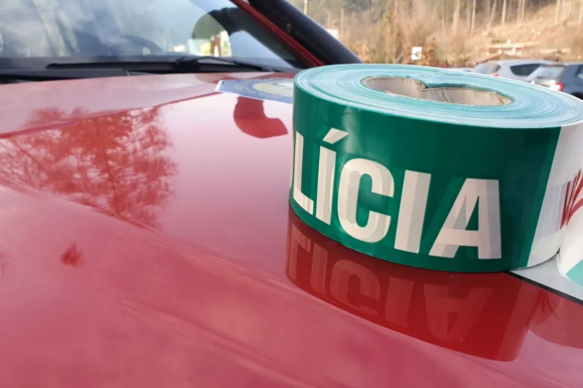 Tragédia v Kolárove: muža v práci zavalila oceľová konštrukcia, napriek snahe zraneniam na mieste podľahol