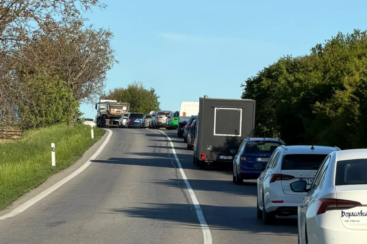 Vodiči, rátajte s ďalšími obmedzeniami na R1, výjazd Nitra - Juh uzavreli a v smere z Veľkého Lapáša sa tvoria kolóny